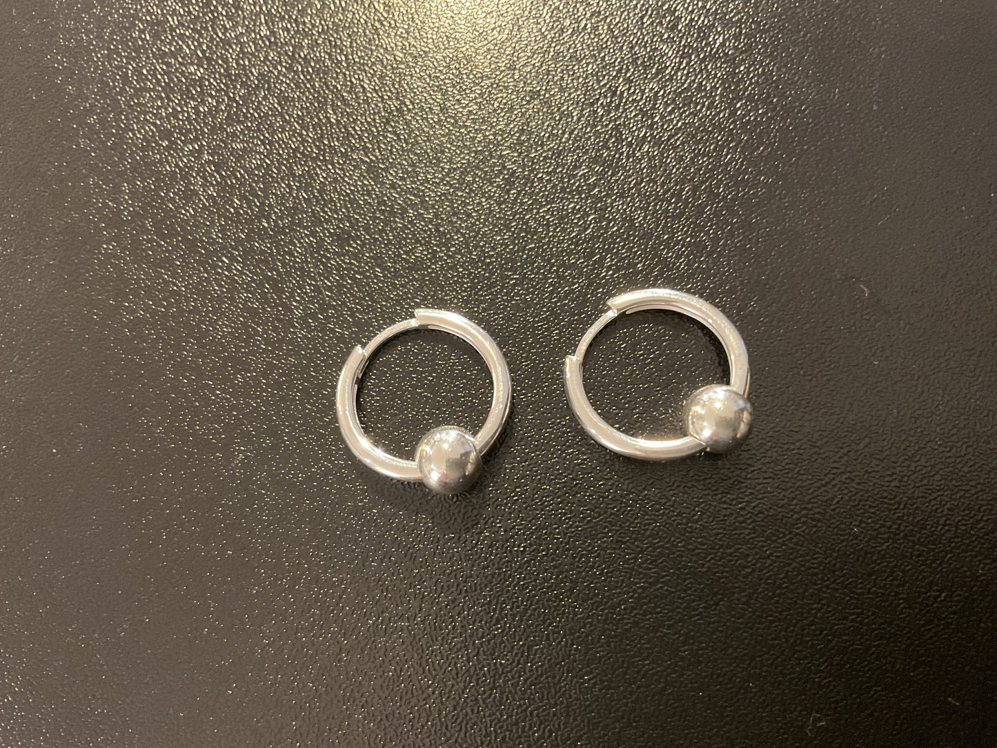 RÉVI Silver earrings with small bead silver