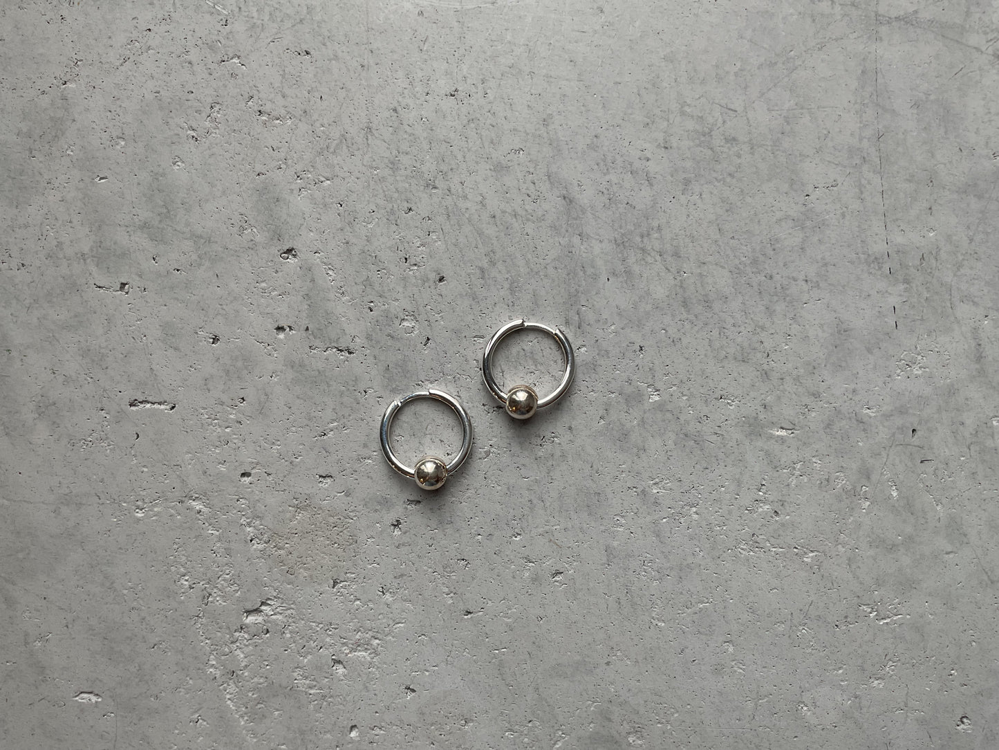 RÉVI Silver earrings with small bead silver