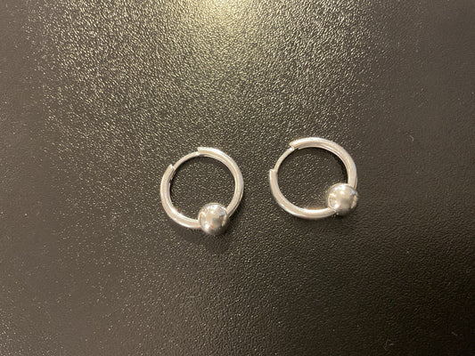 RÉVI Silver earrings with small bead silver