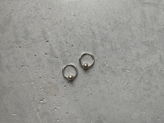 RÉVI Silver earrings with small bead silver